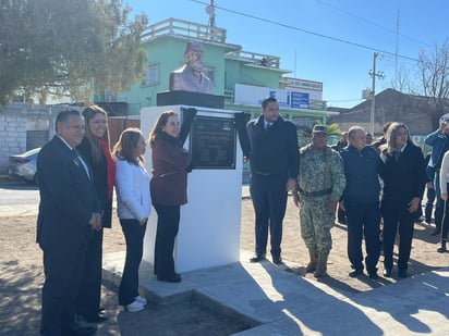 Municipio: Se hizo la debelación de una placa en su honor.