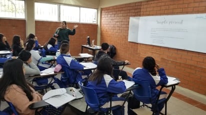 Maestros y estudiantes reciben cursos de nivelación y actualización  