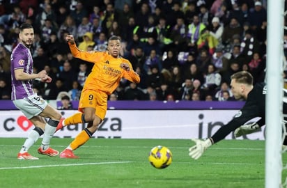 FÚTBOL : Kylian Mbappé le da la victoria a los blancos con tres goles