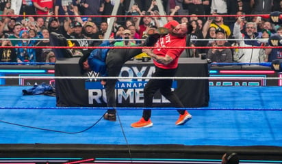 lucha: Shawn Michaels aplicó una Sweet Chin Music sobre Kevin Owens durante la firma de contrato en WWE Saturday Night Main Event