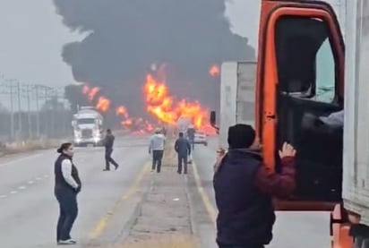 Incendio: El incidente obligó al cierre total de la vía en ambos sentido.