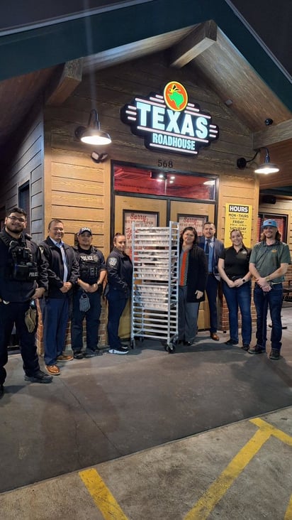 Texas RoadHouse dona comida al departamento de policía en Eagle Pass