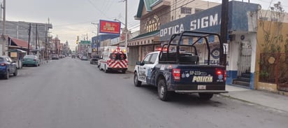 emergencia : Su hija salió a la calle para pedir ayuda.