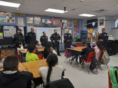 Visita Especial de los Agentes del Departamento de Policía de Eagle Pass a la Escuela Juan Seguín