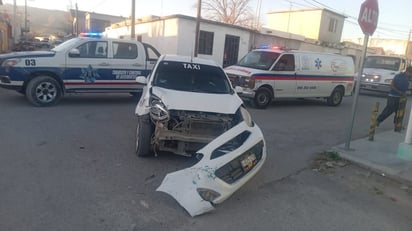 Accidente: Se presumió que el taxista ignoró una señal de alto.