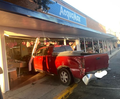 Aparatoso accidente vial en Eagle Pass camioneta termina dentro de un negocio