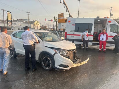 Accidente: Paramédicos de la Cruz Roja arribaron al lugar y brindaron atención médica a los involucrados.