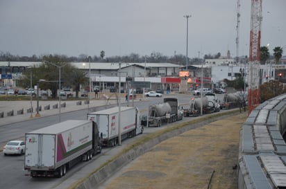 Trabajos en Aduana y cierre de portón generan fila de trailers