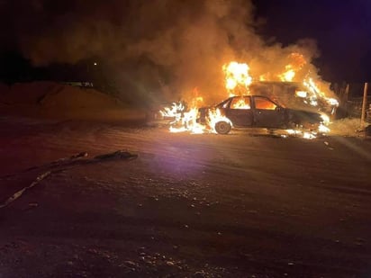 Incendio: Las llamas consumieron por completo tres vehículos que se encontraban en el sitio.