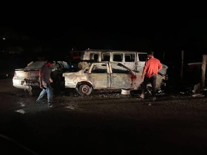 Incendio: Las llamas consumieron por completo tres vehículos que se encontraban en el sitio.