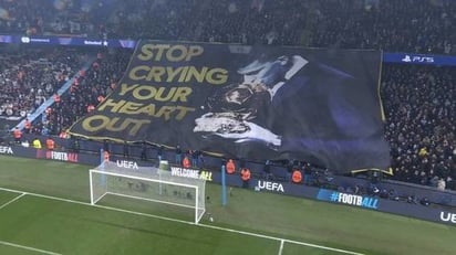 futbol: Los espectadores en Etihad Stadium mostraron una imagen de su mediocampista con el trofeo junto a una canción de Oasis.