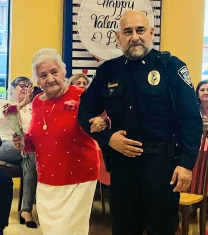 Celebración del Día del Amor y la Amistad en la Casa del Adulto Mayor 'La Guadalupana' de Eagle Pass