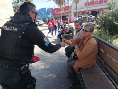 Policías sorprenden a ciudadanos al entregar rosas y bombones