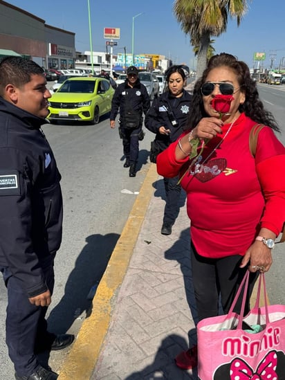 policiaca: Este gesto forma parte de una estrategia para reforzar el vínculo entre la corporación y la comunidad.