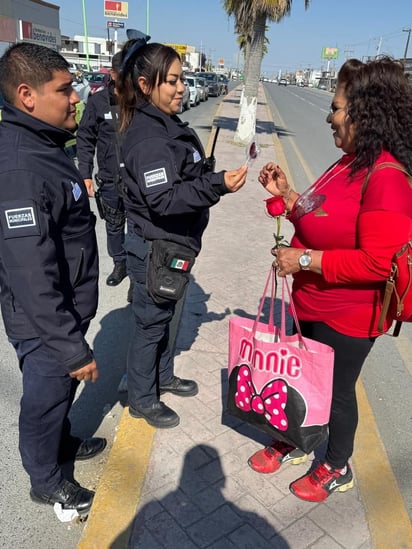 policiaca: Este gesto forma parte de una estrategia para reforzar el vínculo entre la corporación y la comunidad.