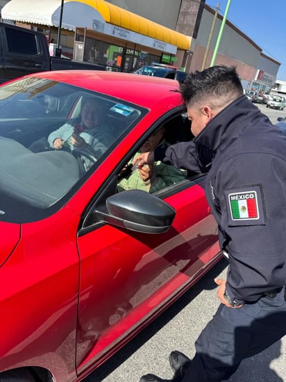 policiaca: Este gesto forma parte de una estrategia para reforzar el vínculo entre la corporación y la comunidad.