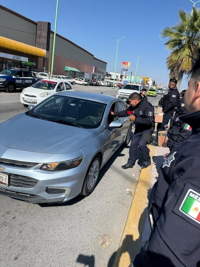 policiaca: Este gesto forma parte de una estrategia para reforzar el vínculo entre la corporación y la comunidad.