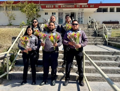 policiaca: Los adultos mayores recibieron las flores con una bonita sonrisa.