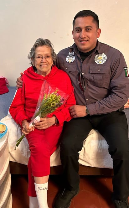 policiaca: Los adultos mayores recibieron las flores con una bonita sonrisa.