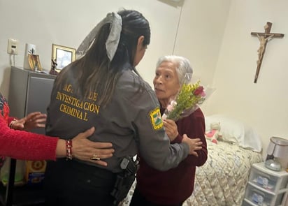 policiaca: Los adultos mayores recibieron las flores con una bonita sonrisa.