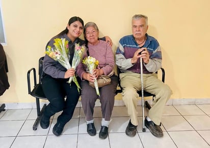 policiaca: Los adultos mayores recibieron las flores con una bonita sonrisa.