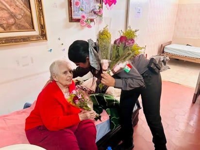 policiaca: Los adultos mayores recibieron las flores con una bonita sonrisa.