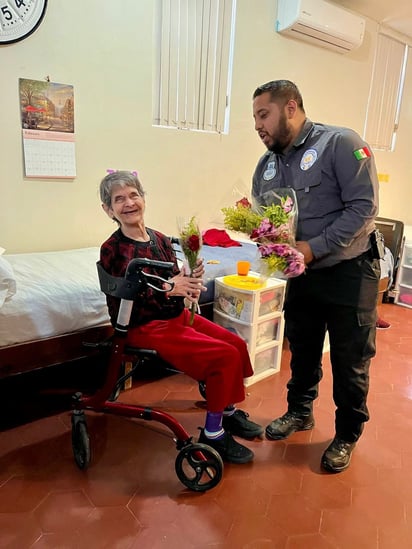 policiaca: Los adultos mayores recibieron las flores con una bonita sonrisa.