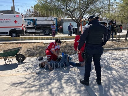 policiaca: Socorristas de Cruz Roja le brindaron los primeros auxilios.