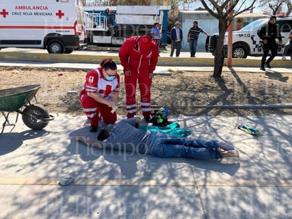 policiaca: Socorristas de Cruz Roja le brindaron los primeros auxilios.