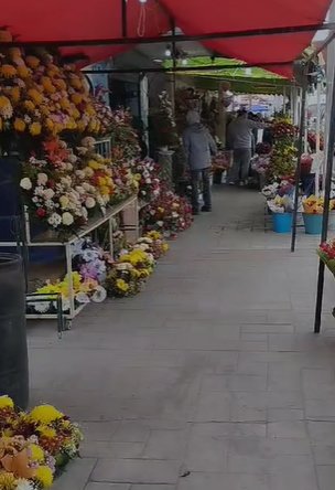 Afluencia de clientes en florerías por el Día de San Valentín