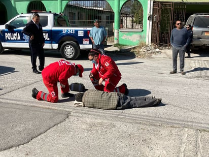 policiaca: Socorristas de Cruz Roja lo trasladaron a un hospital.