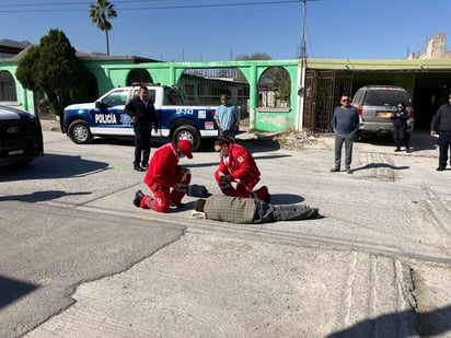 policiaca: Socorristas de Cruz Roja lo trasladaron a un hospital.