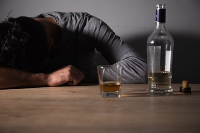 DIETA: Beber alcohol mientras se tiene grasa abdominal, diabetes o presión arterial alta aumenta el riesgo de enfermedad hepática

