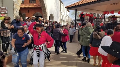 Conmemoran el día de la amistad en el primer cuadro de la ciudad