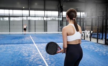 Seis beneficios para la salud de jugar pádel, el deporte de moda; cómo evitar lesiones