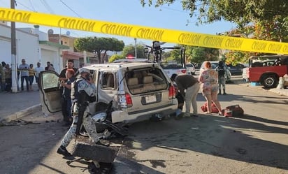 Vehículo de la GN choca contra camioneta de lujo en Culiacán