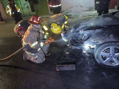 policiaca: El motor del auto quedó reducido a cenizas.