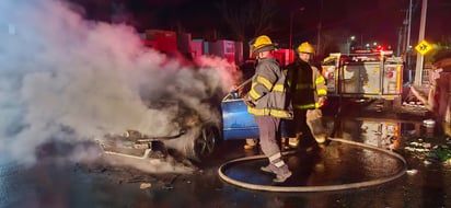 policiaca: El motor del auto quedó reducido a cenizas.