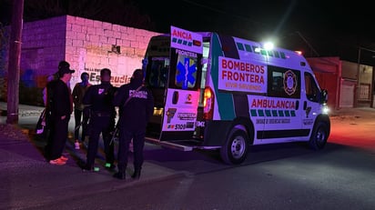 Accidente: Socorristas de Bomberos le brindaron los primeros auxilios.