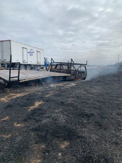 Accidente: Tras un arduo trabajo, los elementos lograron controlar el fuego.