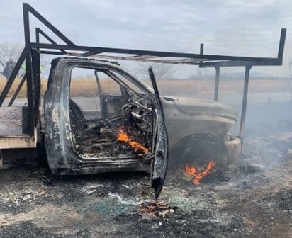 Accidente: Tras un arduo trabajo, los elementos lograron controlar el fuego.