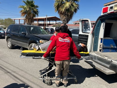 Accidente: Socorristas de GRUM auxiliaron a la dama.