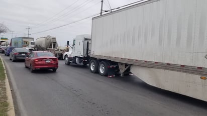 Embotellamiento Vial por Camiones de Carga en la Ruta Fiscal de Piedras Negras