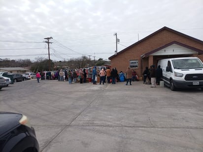 Distribuyen comida en el Misión Border Hope