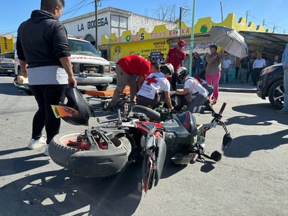 Accidente: Socorristas de Cruz Roja le brindaron los primeros auxilios. 