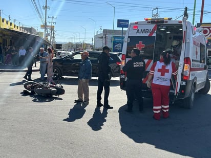 Accidente: Socorristas de Cruz Roja le brindaron los primeros auxilios. 