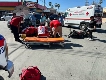 Accidente: Socorristas de Cruz Roja le brindaron los primeros auxilios. 