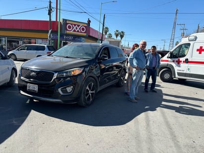 Accidente: Socorristas de Cruz Roja le brindaron los primeros auxilios. 