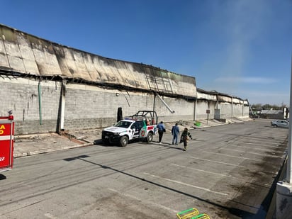 Siniestro : Trabajadores y empacadores de la tercera edad quedan en incertidumbre.