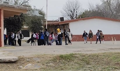 Evacuación : La directora de la primaria, informó que 158 alumnos y personal docente fueron evacuados, del jardín de niños fue 70.